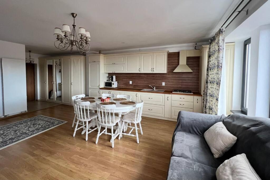 Central Apartment With Panoramic View Braşov Buitenkant foto