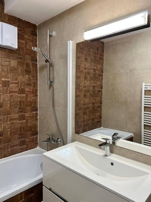 Central Apartment With Panoramic View Braşov Buitenkant foto